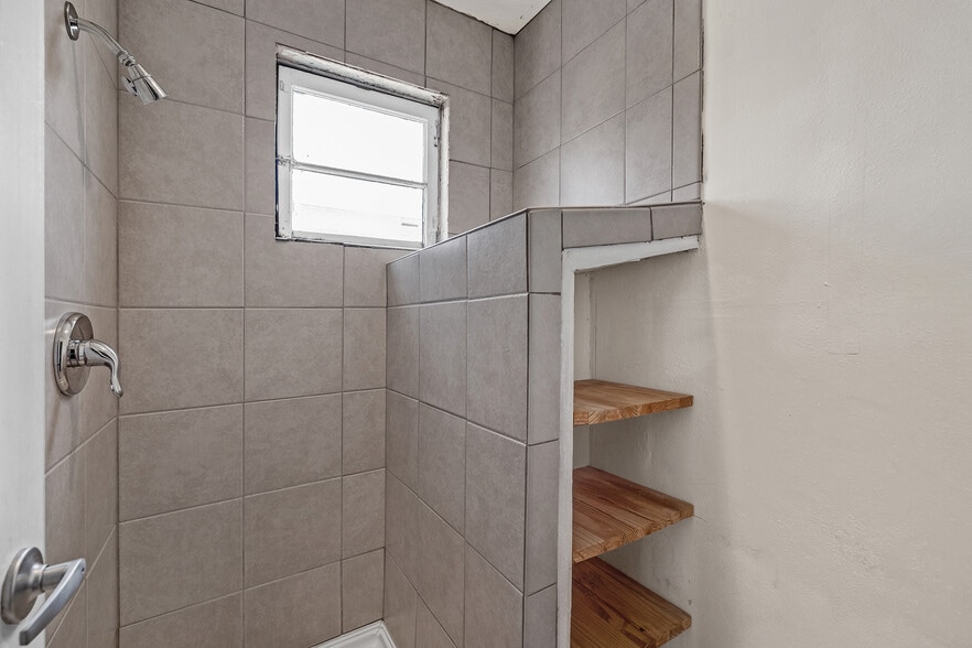 More Photos Of 1755 Washington Ave, San Leandro Bar For Sale