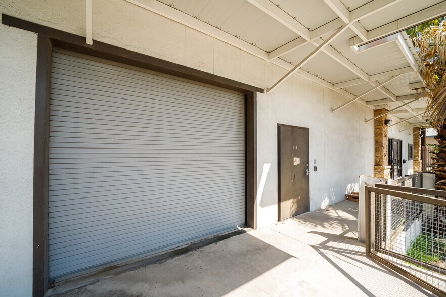 More Photos Of 302 Casa Blanca St, San Antonio Warehouse For Sale