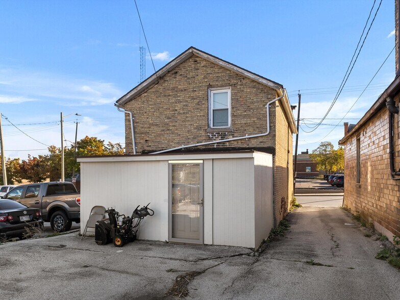 More Photos Of 914 S 10th St, Manitowoc Storefront Retail Residential For Sale