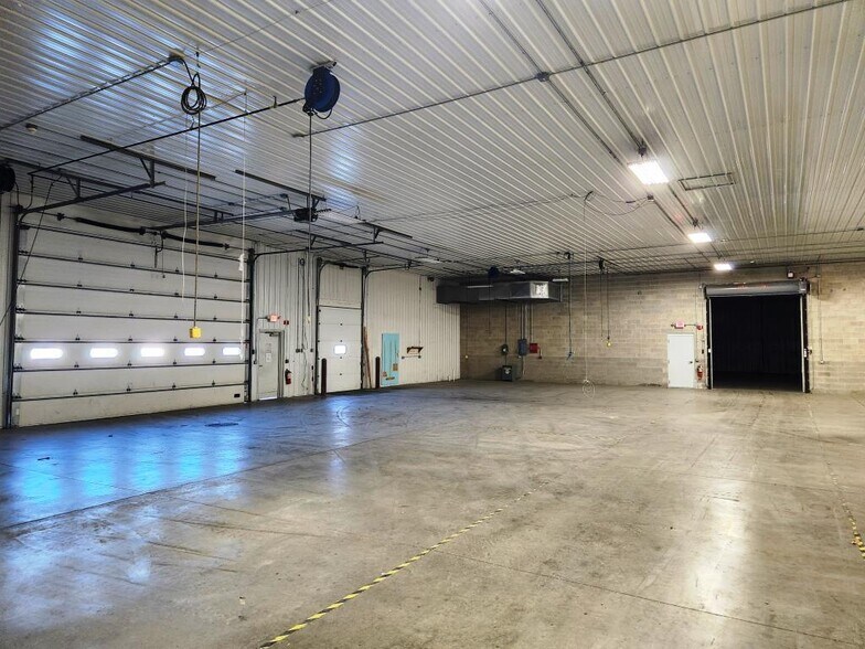 More Photos Of 8635 Hollander Dr, Franksville Manufacturing For Lease
