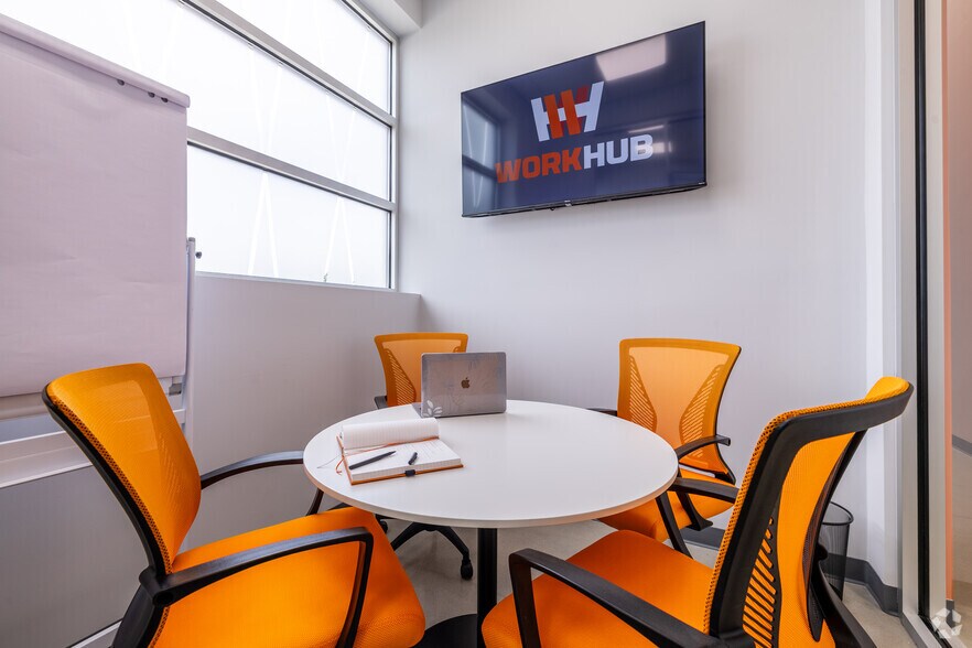 More Photos Of 1027 Outpost Dr, Conroe Showroom For Lease