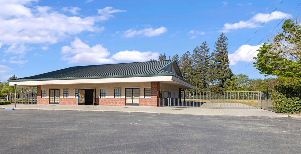 More Photos Of 3404 Shadowbrook Dr, Stockton Storefront Retail Office For Sale