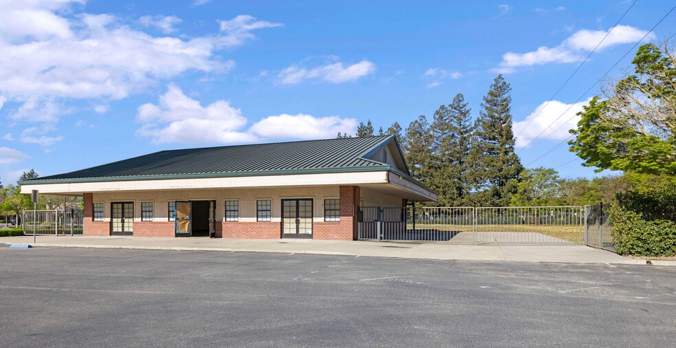 More Photos Of 3404 Shadowbrook Dr, Stockton Storefront Retail Office For Lease