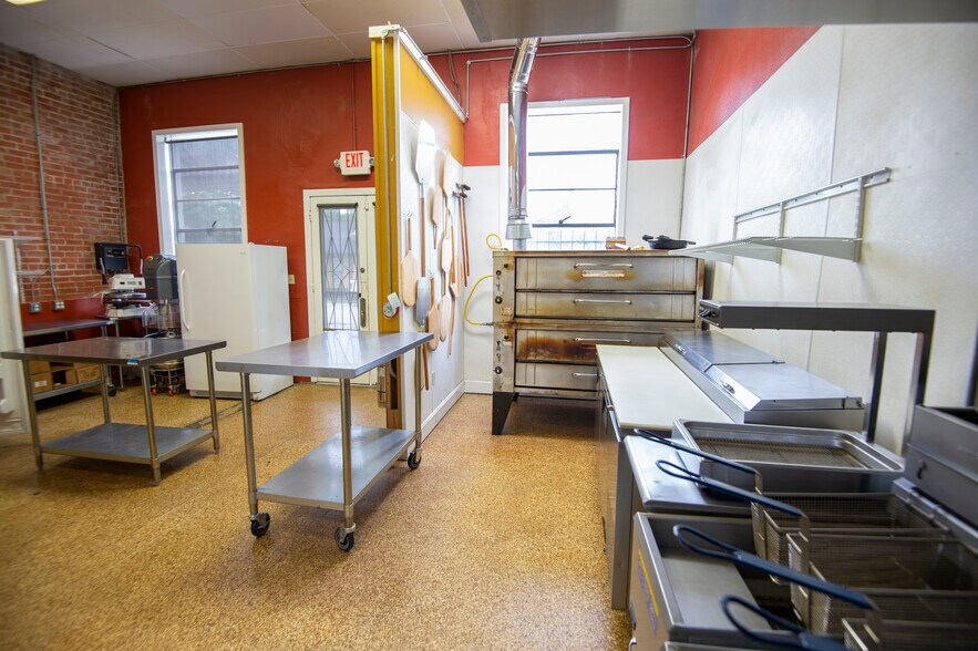 More Photos Of 514-520 N Railroad St, Burton Restaurant For Lease