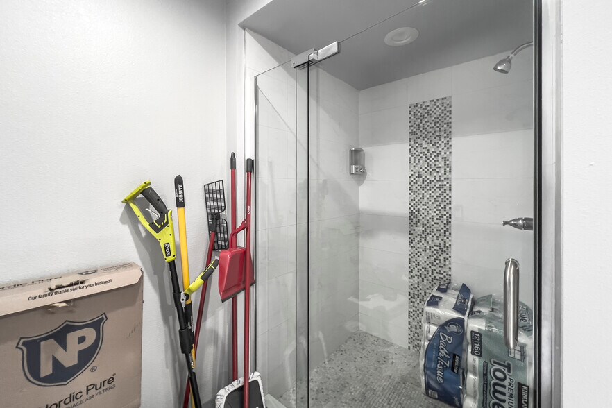 More Photos Of 22520-22522 Ventura Blvd, Woodland Hills Storefront Retail Office For Lease