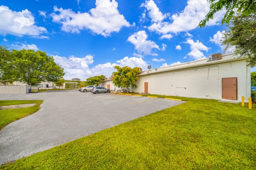 More Photos Of 12241-12275 S Dixie Hwy, Miami Freestanding For Lease