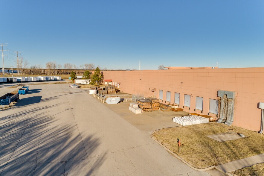 More Photos Of 1 Corporate Woods Dr, Bridgeton Distribution For Sale