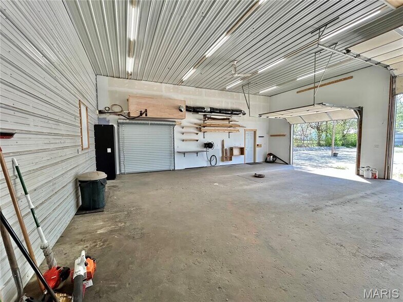 More Photos Of 306 E Franklin St, Salem Flex For Sale