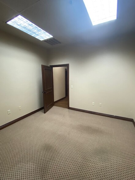 More Photos Of 307 E Danforth Rd, Edmond Office Residential For Sale