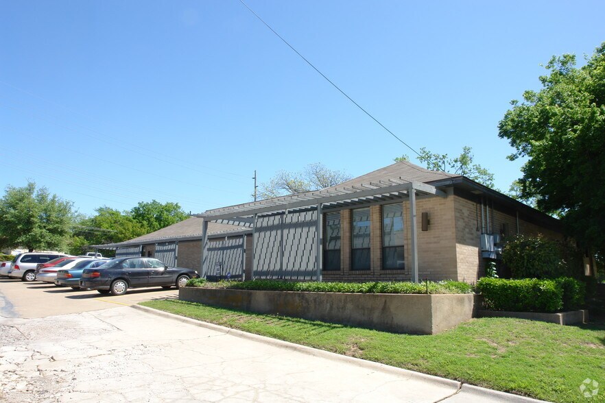 More Photos Of 319-321 Bonnie Brae St, Denton Medical For Lease