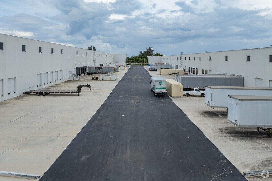 More Photos Of 400 Hillsboro Technology Dr, Deerfield Beach Distribution For Lease