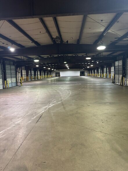 More Photos Of 5282 S 13th St, Milwaukee Truck Terminal For Lease