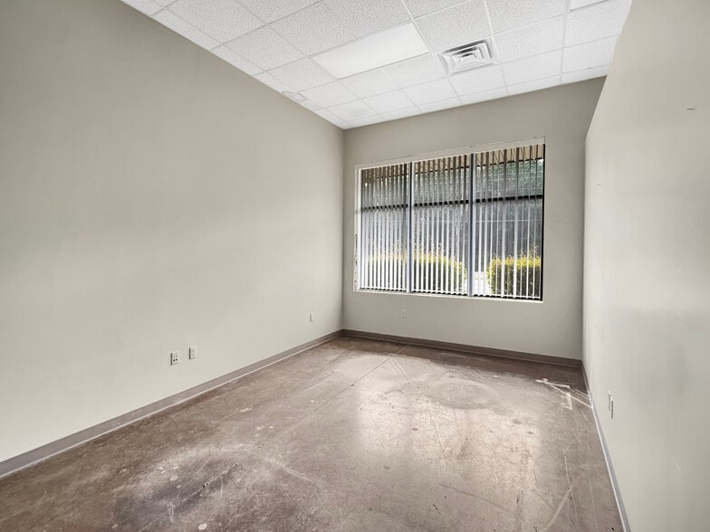 More Photos Of 4720 University Blvd E, Tuscaloosa Showroom For Lease