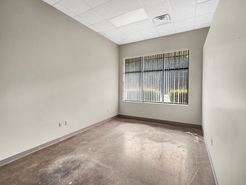 More Photos Of 4720 University Blvd E, Tuscaloosa Showroom For Lease
