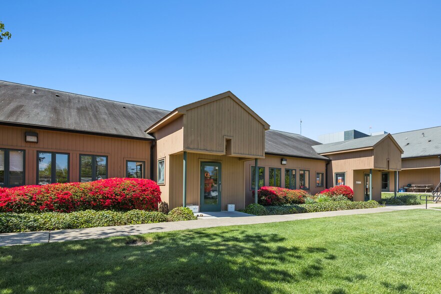 Primary Photo Of 670 Lawn Ave, Sellersville Medical For Sale