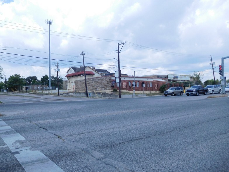 More Photos Of 338 S Wayside Dr, Houston Bar For Sale