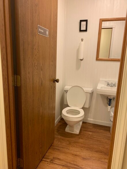 More Photos Of 817 Kilbourne St, Bellevue Medical For Lease