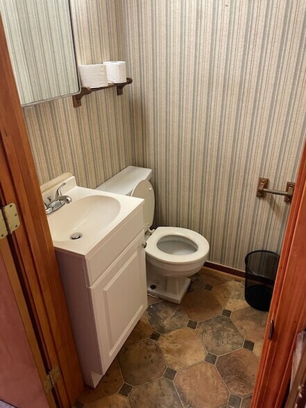 More Photos Of 5462 Able Ct, Mobile Light Distribution For Lease