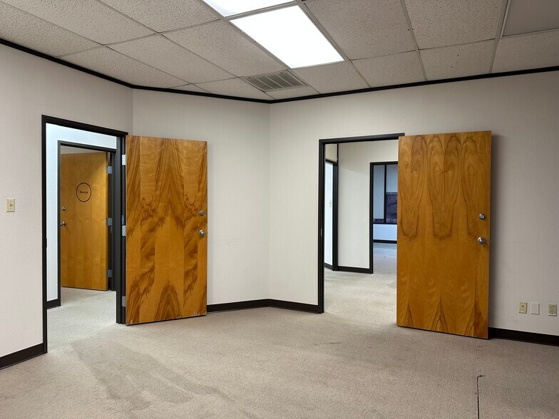 More Photos Of 8605 Cross Park Dr, Austin Office For Lease