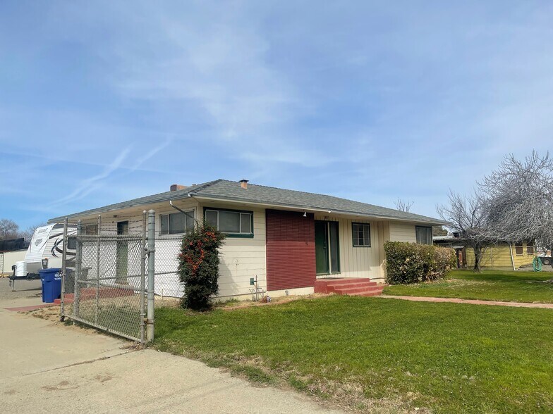 More Photos Of 840 W Elm Ave, Coalinga Manufacturing For Sale