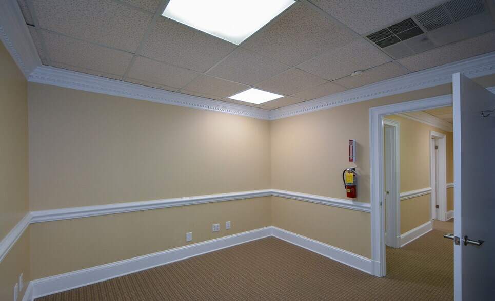 More Photos Of 8046 Roswell Rd, Atlanta Office For Sale
