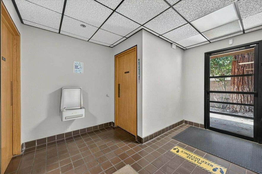 More Photos Of 2600 W Shaw Ln, Fresno Office For Sale