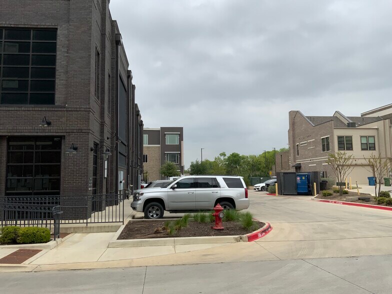 More Photos Of 320 S Oak St, Roanoke Medical For Lease