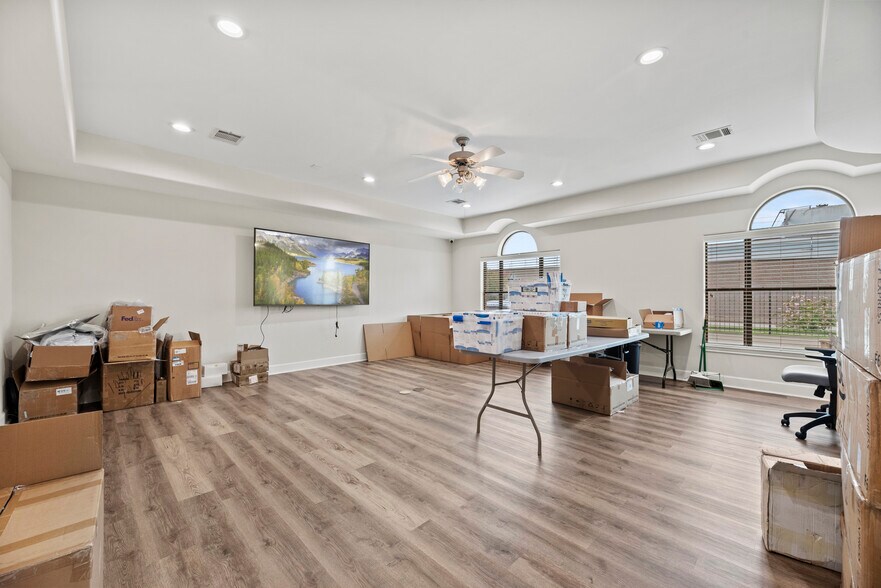 More Photos Of 10400 Main St, Houston Showroom For Lease