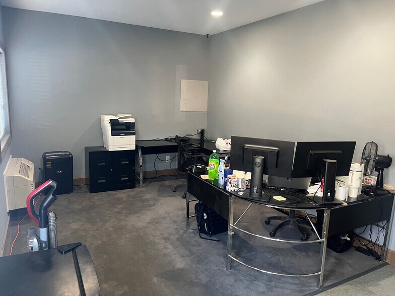 More Photos Of 6256 34th Ave NW, Rochester Warehouse For Lease