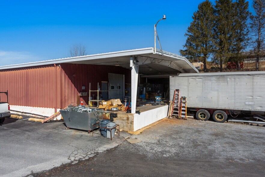 More Photos Of 710 4th St, Shenandoah Warehouse For Sale