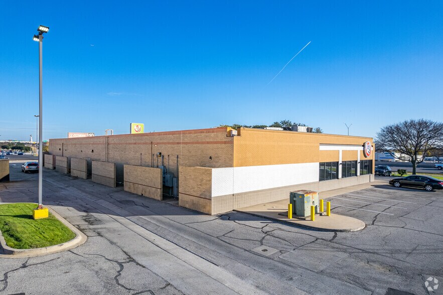 More Photos Of 3907-4025 W Airport Fwy, Irving Unknown For Lease