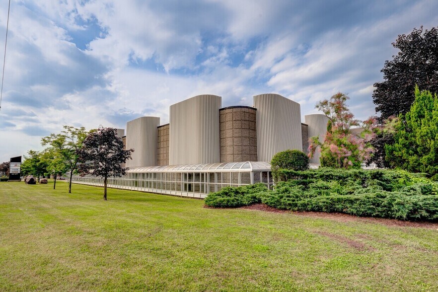 More Photos Of 867-877 Boul Jean-Paul-Vincent, Longueuil Warehouse For Lease