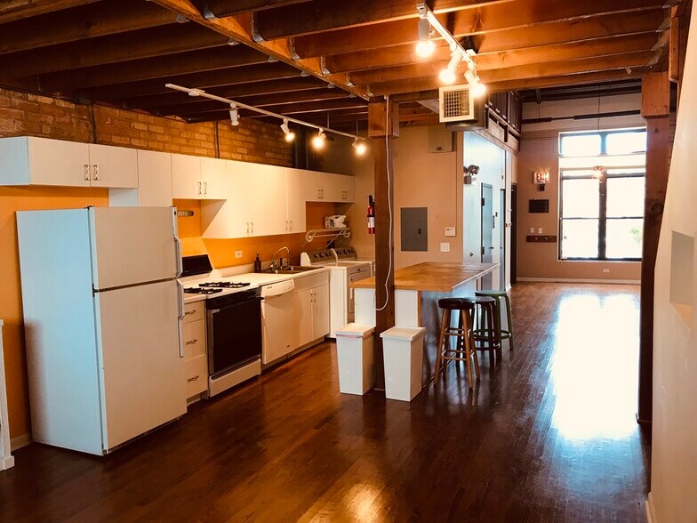 More Photos Of 1310-1324 Oakton St, Evanston Office For Lease