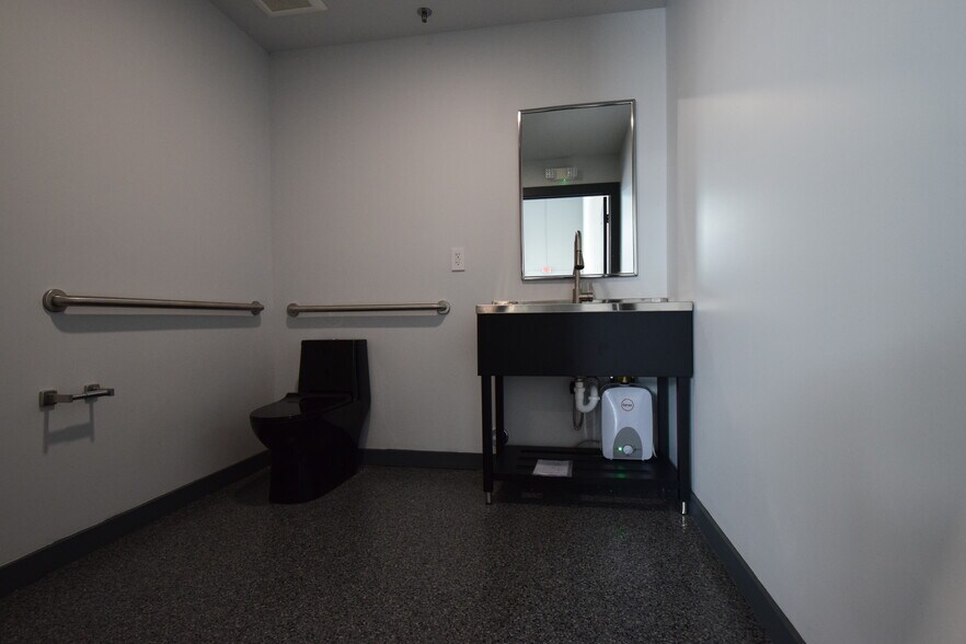 More Photos Of 6509 Saint Lucie Blvd, Fort Pierce Showroom For Lease