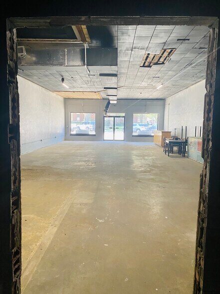 More Photos Of 114 W Ikard St, Henrietta Office For Sale