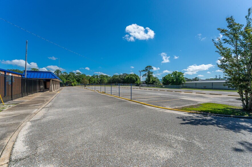 More Photos Of 320 E Miracle Strip Pky, Mary Esther General Retail For Sale