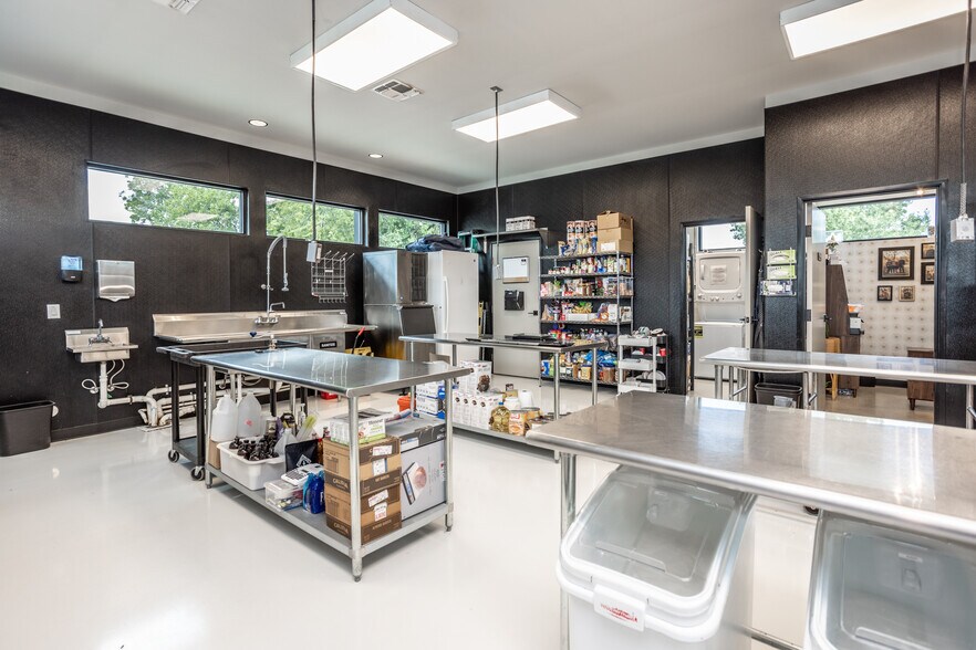 More Photos Of 211 N Weaver St, Gainesville Flex For Sale