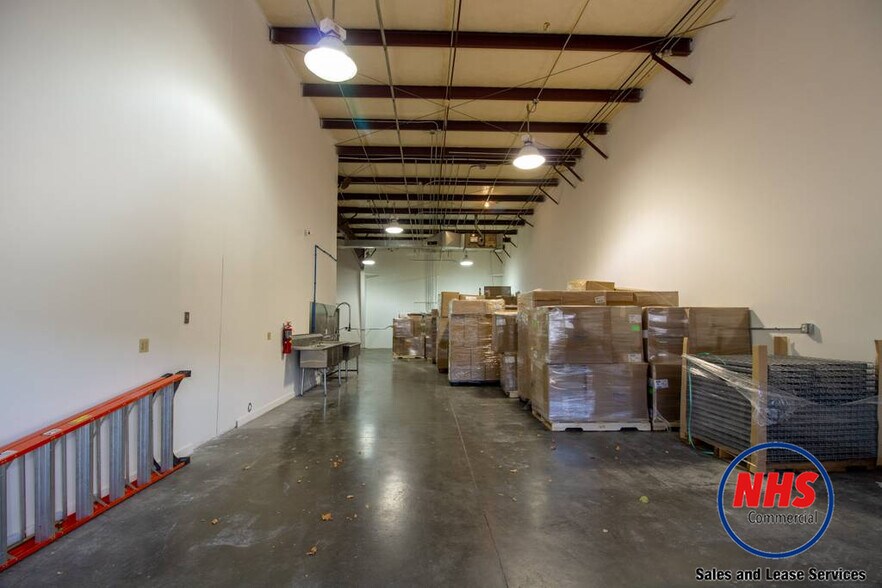 More Photos Of 5300 N 57th St, Lincoln Light Distribution For Lease