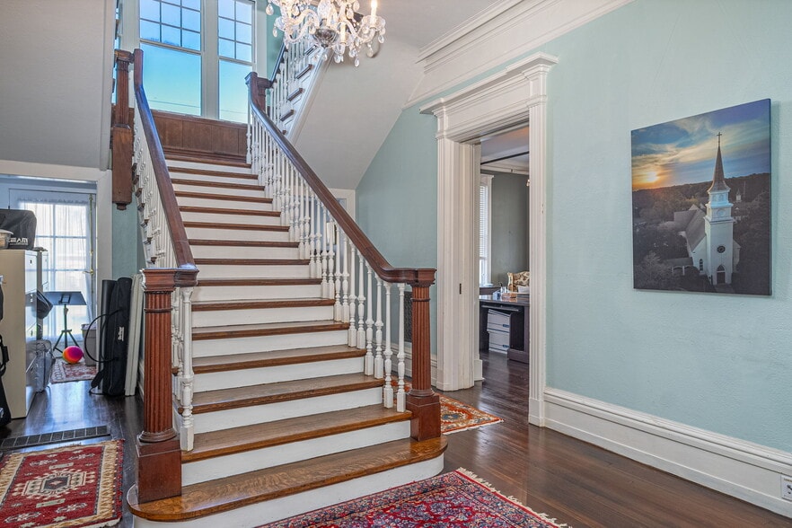 More Photos Of 18 E 34th St, Savannah Office Residential For Lease