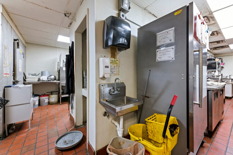 More Photos Of 1090 Rochester Rd, Troy Restaurant For Sale