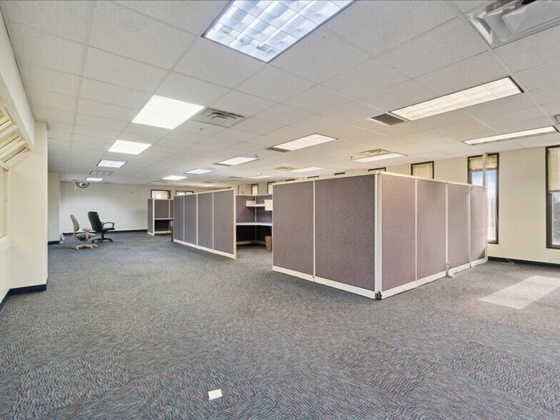 More Photos Of 1100 W Saginaw St, Lansing Medical For Sale