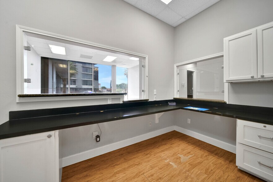 More Photos Of 6430 Hillcroft Ave, Houston Office For Sale