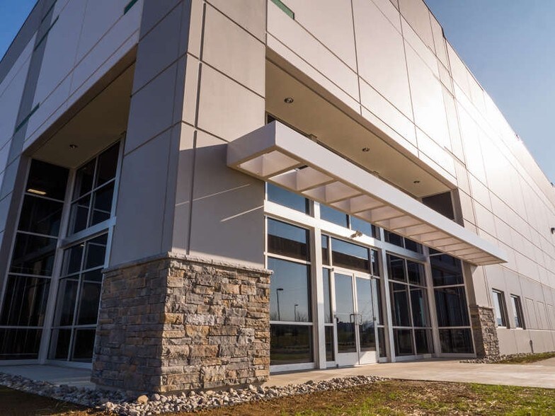 More Photos Of 2918 Schoeneck Rd, Macungie Warehouse For Lease