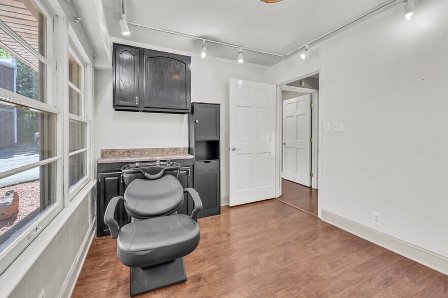 More Photos Of 1543 Madison St, Clarksville Specialty For Sale