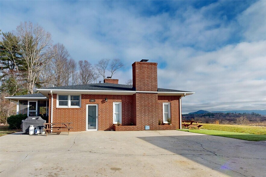 More Photos Of 598 Miles View Dr, Mills River Warehouse For Sale