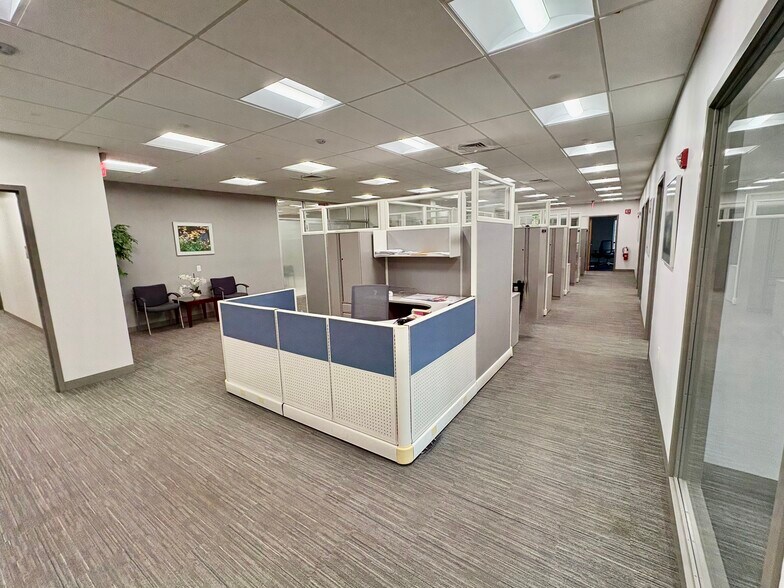 More Photos Of 17 Everberg Rd, Woburn Industrial For Lease