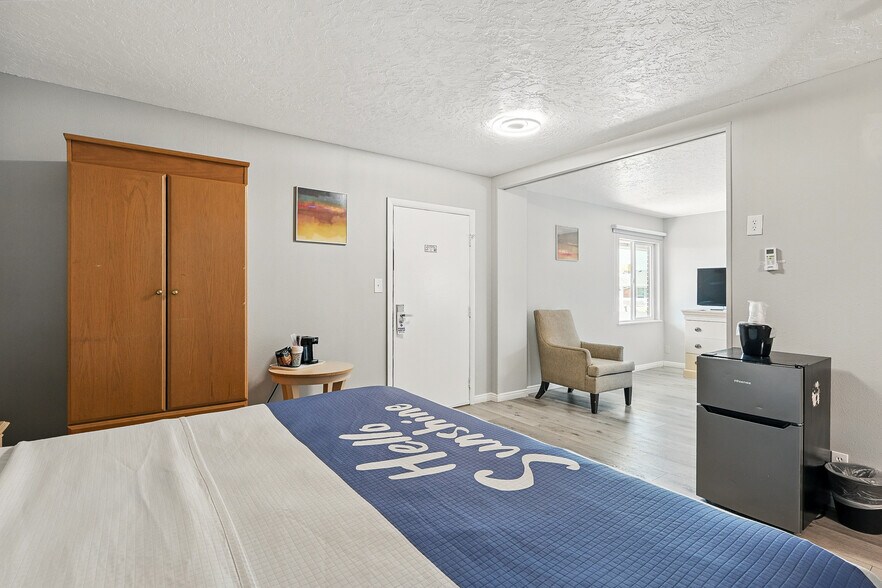 More Photos Of 91 E Main St, Bicknell Hotel For Sale