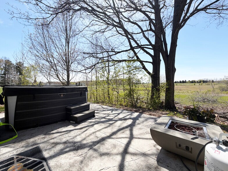 More Photos Of 359 Elm st, New Auburn Freestanding For Sale