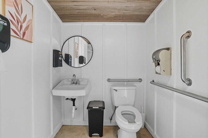 More Photos Of 924 S Main St, Broken Arrow Showroom For Sale