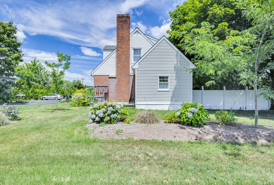More Photos Of 93 Elm St, Old Saybrook Restaurant For Lease